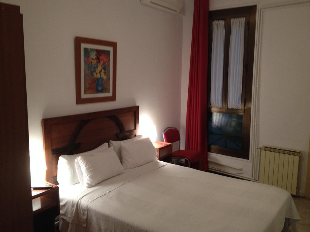 Hostal Absolut Stay Barcelona Cameră foto